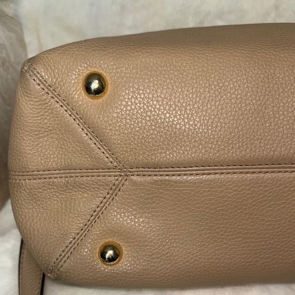 Michael Kors Tan Shoulder Bag with Gold Accents - Picture 9 of 14